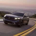 El Honda CR-V Hybrid combina eficiencia y rendimiento. Su versión híbrida es más rápida y consume menos combustible que la base de gasolina. Además, Honda ofrece opciones de tracción delantera o total, alcanzando hasta 40 mpg combinados en la versión FWD. Este crossover demuestra cómo un híbrido puede mantener la practicidad de un SUV mientras aporta un ahorro significativo en consumo de combustible.