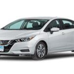 El Nissan Versa es otro sedán económico que ha ganado popularidad entre los compradores que priorizan el costo accesible. Con un precio promedio de transacción de $21,639, este coche sube la apuesta al ofrecer un motor de 1.6 litros y una eficiencia de combustible sobresaliente. Su diseño compacto lo convierte en un vehículo fácil de manejar y estacionar en entornos urbanos. Además, el Versa SR CVT 2025 presenta un valor añadido con características como el sistema de infoentretenimiento de serie y una amplia cabina para su tamaño.