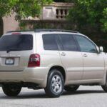 El Toyota Highlander de los años 2002 a 2006 es un claro ejemplo de fiabilidad. Este SUV toma lo mejor de la Toyota Camry, lo eleva unos cuantos centímetros y lo convierte en un vehículo apto para toda la familia, capaz de transportar hasta el equipo de kayak o llevar a toda la tripulación sin ningún esfuerzo. Con un motor eficiente y una construcción sólida, el Highlander se ha ganado la reputación de ser el “hermano responsable” de los SUV. No es el más llamativo, pero con cero fallos en el camino, nunca decepciona a sus dueños.