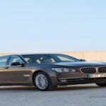El BMW Serie 7 es conocido por sus innovaciones tecnológicas, como los proyectores LED en las puertas y una pantalla de cine de 31 pulgadas para los pasajeros traseros. Aunque ofrece un confort de alta gama y un diseño vanguardista, sus sistemas electrónicos y la suspensión tienen una tendencia a fallar con el tiempo. Después de que la garantía termine, el costo de mantener un BMW Serie 7 puede dispararse, con reparaciones pequeñas que resultan ser sorprendentemente costosas. A pesar de ser un modelo impresionante en cuanto a tecnología y confort, los gastos adicionales y los fallos recurrentes hacen que no siempre valga la pena la inversión.