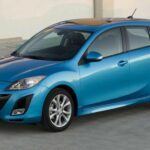 Puntuación de confiabilidad: 83/100
El Mazda3 2010 es un auto compacto que combina la fiabilidad con el placer de conducir. Su motor de 2.0 litros ofrece un rendimiento equilibrado y eficiente, mientras que su diseño y manejo deportivo lo hacen perfecto para quienes disfrutan de una conducción dinámica. Con un coste de mantenimiento anual de $433 y un kilometraje impresionante registrado de 571,000 kilómetros, el Mazda3 se presenta como una opción sólida en el mercado de autos de segunda mano.
Kilometraje máximo registrado: 571,000 km
Calificación de confiabilidad de KBB: 4.8/5.