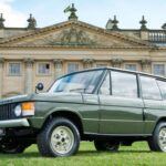 El Range Rover es el vehículo que marcó el comienzo de una nueva era para los todoterrenos de lujo. Si bien no fue el primer SUV de lujo, el Range Rover definió lo que sería una máquina capaz tanto de enfrentarse a la naturaleza más salvaje como de ofrecer comodidad y elegancia en el asfalto. Con el paso de los años, el modelo ha evolucionado, pero siempre ha mantenido su esencia de lujo y capacidad. Desde su introducción, este SUV británico se ha ganado una gran base de seguidores y se ha consolidado como una de las opciones más exclusivas del mercado.
Punto clave: La versatilidad del Range Rover, desde terrenos off-road hasta la conducción urbana, lo ha convertido en un favorito tanto de aventureros como de ejecutivos.