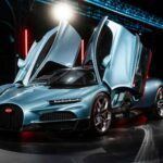 El Bugatti Tourbillon es la combinación perfecta de lo clásico y lo moderno. Con un motor híbrido V16 que produce una potencia de 1,800 CV, este coche lleva la innovación a nuevos niveles. El diseño exterior, con sus puertas diédricas y su carrocería esculpida, lo convierte en una pieza de coleccionista. Además, su interior está revestido con los materiales más exclusivos, como cristal y metales pulidos. Limitado a 250 unidades, el Tourbillon es una de las creaciones más espectaculares de Bugatti.
Punto clave: Un híbrido con la potencia de un motor V16 y una estética que redefine la opulencia.