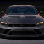 El corazón del Mustang GTD Liquid Carbon es un motor V8 de 5.2 litros que genera una potencia impresionante de 815 caballos de fuerza. Este motor, junto con la transmisión de doble embrague de 8 velocidades, permite que el Mustang alcance su máxima velocidad con una precisión y rapidez sorprendentes. La supercarga asegura que cada aceleración sea una experiencia emocionante, mientras que la capacidad de control sigue siendo una prioridad.