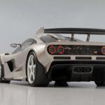 El GMSV S1 LM, otro de los supercoches creados por Gordon Murray, es una versión moderna del McLaren F1 GTR, pero con una potencia aún más impresionante. Este modelo utiliza un motor V12 de 4.3 litros, que ha sido modificado y afinado para producir más de 690 caballos de fuerza. El motor está emparejado con una transmisión manual de seis velocidades, lo que permite a los conductores disfrutar de una experiencia de conducción más envolvente y pura, algo que es característico de los coches diseñados por Murray.