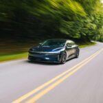 El Lucid Air Sapphire 2025 representa lo máximo en lujo eléctrico estadounidense. Con 1.234 CV y un par motor de 1.430 Nm, es una berlina de alto rendimiento disfrazada de coche de lujo. Su precio arranca en 250.500 dólares y ofrece un equilibrio sorprendente entre comodidad premium y prestaciones de superdeportivo, lo que lo convierte en una opción ideal si buscas un coche para todo.