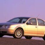 En el año 2000 llegó el Volkswagen Bora 4Motion, un sedán que ocultaba bajo su imagen discreta un V6 de 2,8 litros y 204 CV. Gracias a la tracción integral, lograba aprovechar toda su potencia para acelerar de 0 a 100 km/h en 7,2 segundos y llegar hasta 235 km/h. Aunque cumplía con creces, su popularidad fue eclipsada por el Golf R32 y su sucesor, el Jetta, no heredó esa versión deportiva, relegándolo al olvido.