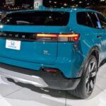El Honda Prologue supone la entrada de la marca japonesa en el mercado eléctrico global. Disponible con versiones de tracción delantera o total y autonomías cercanas a los 480 km, se presenta como una opción fiable y tecnológica. Su diseño, que combina el estilo clásico de Honda con un aire futurista, asegura una transición natural hacia la movilidad eléctrica.