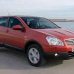Tras el éxito del RAV4 en EE.UU., el Nissan Qashqai llevó la fórmula a Europa, ofreciendo un SUV compacto con menores costes de funcionamiento y gran versatilidad. Su diseño equilibrado y eficiente ha hecho que compita directamente con modelos icónicos como el VW Golf, marcando la tendencia de los crossovers urbanos.