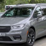 Las minivans, como la Chrysler Pacifica, pierden popularidad frente a SUVs y crossovers, que ofrecen el mismo espacio con estilo moderno. Aunque siguen siendo prácticos para familias, su demanda ha disminuido, acelerando la depreciación y reduciendo su valor significativamente en pocos años.