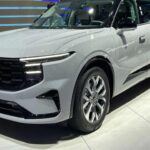 El Chevrolet Traverse es un SUV espacioso con capacidad para ocho pasajeros, diseñado pensando en la comodidad de grandes familias. El modelo 2023 mejora con materiales de mayor calidad y un diseño interior más intuitivo.