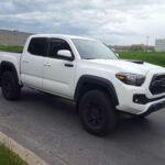 Aunque el Toyota Tacoma presume de ser uno de los pick-up más fiables del mercado, el modelo 2016 mostró puntos débiles. Su transmisión automática de seis marchas generó quejas por cambios bruscos y retraso en el acople de marchas, problemas que Toyota corrigió en posteriores actualizaciones. Revisar si la unidad en cuestión ha recibido mantenimiento o reemplazos es fundamental.