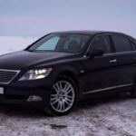 El Lexus LS combina refinamiento con fiabilidad a largo plazo. A diferencia de muchas berlinas de lujo que sufren depreciaciones rápidas y problemas de mantenimiento, este modelo japonés destaca por su resistencia y su bajo índice de averías. Comprar un LS usado significa acceder a un coche de alta gama con acabados de primera y una durabilidad que rivaliza con modelos actuales.