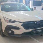 Para quienes disfrutan del aire libre, el Subaru Crosstrek es difícil de superar en esta franja de precios. La versión Premium ofrece tracción integral de serie, barras de techo, una pantalla de infoentretenimiento de gran tamaño y un consumo muy competitivo. Todo ello convierte al Crosstrek en un SUV perfecto para escapadas y uso diario.