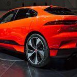 El Jaguar I-PACE, pionero entre los SUV eléctricos premium desde 2018, destaca por su diseño elegante y dinámico. Sin embargo, algunos propietarios han denunciado descargas anómalas de la batería cuando el coche permanece aparcado. Jaguar trató de mitigar el problema mediante actualizaciones de software, pero los reemplazos completos de batería siguen siendo un riesgo económico.