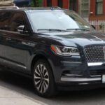 El Lincoln Navigator L ofrece una experiencia de conducción refinada con una vida estimada de 214,341 millas. Su interior lujoso y tecnologías avanzadas crean un ambiente cómodo para los pasajeros, mientras que su potente motor asegura un desempeño sólido en carretera, ideal para viajes largos.