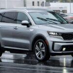 El Kia Sorento ha sido popular entre familias, pero la saturación del mercado y la competencia creciente afectan su valor de reventa. Sus motorizaciones tradicionales y menor enfoque en híbridos o eléctricos hacen que pueda perder atractivo frente a modelos más modernos.