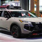 El Nissan Rogue se mantiene como uno de los superventas de la marca. Su versión 2025 ofrece un habitáculo más espacioso, cargado de tecnología de asistencia y un aislamiento acústico mejorado. Destaca por su maletero amplio y su practicidad, convirtiéndose en un SUV compacto perfecto para familias que buscan comodidad y eficiencia en el día a día.