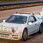El Ford RS200 Evolution fue concebido para homologar la participación de la marca en el Grupo B de rallyes, y se convirtió en una auténtica bestia. Con un motor central turboalimentado de 2.1 litros y más de 600 CV en especificación Evolution, superaba los 225 km/h. Su carrocería ligera y tracción total lo hicieron letal en tramos de tierra y asfalto.