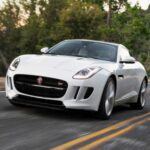 El Jaguar F-Type representa la visión británica de un gran turismo con alma de superdeportivo. Por poco más de 22.000 dólares puedes tener un modelo con diseño agresivo, motores que van desde un V6 con un sonido espectacular hasta un V8 con prestaciones demoledoras. Su interior refinado y su dinámica en carretera hacen que sea uno de los deportivos con mejor relación precio-emoción del mercado usado.