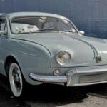 En los años 50, Francia puso sus esperanzas en el Renault Dauphine, un coche con diseño encantador y accesible para las familias de la posguerra. Fue un éxito inicial, pero pronto mostró sus limitaciones: fiabilidad escasa y un rendimiento pobre, sobre todo en climas fríos.
Su aceleración era tan lenta que se ganó fama de inseguro. Aun así, sigue siendo un icono nostálgico, símbolo de una época en la que la estética muchas veces pesaba más que la mecánica.