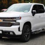 La Chevrolet Silverado High Country apunta directamente al público que exige refinamiento sin perder músculo. Su motor V8 de 6.2 litros ofrece potencia y eficiencia, acompañado de asientos ventilados, sistema de sonido Bose y head-up display al estilo de los deportivos.

Con avanzadas capacidades de remolque y sistemas de asistencia como la frenada automática de emergencia, la Silverado High Country se convierte en una camioneta tan práctica como sofisticada, ideal para quienes buscan un vehículo todo en uno.