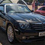 Concebido entre 2005 y 2006, el Chrysler Crossfire SRT-6 escondía bajo el capó un V6 3.2 litros sobrealimentado con 330 CV. Era capaz de hacer el 0-100 km/h en unos 5 segundos, cifras de deportivo serio. El problema fue su imagen: muchos lo vieron como un Mercedes SLK disfrazado, lo que junto al escaso prestigio de Chrysler en aquel momento lo relegó a un segundo plano.