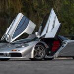 El rey indiscutible de los 90. El McLaren F1 fue el coche de producción más rápido de su época con 627 CV y 385 km/h de velocidad punta. Su diseño fue una revolución: chasis monocasco de fibra de carbono, puertas mariposa y cabina con tres plazas en disposición central. No es extraño que en 2021 una unidad se vendiera en subasta por 20,5 millones de dólares, consolidándose como uno de los deportivos más valiosos de la historia.