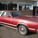 El Mercury Cougar XR7 de finales de los 70 y principios de los 80 perdió algo de la herencia de rendimiento de sus modelos anteriores. La combinación de normativas ambientales y prioridad a la economía de combustible resultó en un motor menos potente y una carrocería más pesada, generando un desempeño más lento de lo esperado.