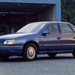 El Taurus, debutando en 1986, ayudó a Ford a competir contra japoneses como Honda Accord y Toyota Camry. Su diseño retro y eficiente arquitectura de tracción delantera marcaron un antes y un después en la industria estadounidense. Aunque las generaciones posteriores perdieron encanto y fiabilidad, el Taurus sigue siendo un nombre reconocible que podría resurgir en un futuro sedán o incluso en versión eléctrica.