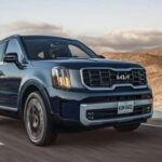 Reconocida por JD Power y Car and Driver, la Telluride cuenta con monitoreo de ángulo muerto y asistencia de mantenimiento de carril. Tres filas espaciosas, asientos calefactables y ventilados, techo solar y motor V6 hacen de este SUV una opción confortable y versátil para viajes largos o familiares.