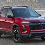 El Chevrolet Equinox ocupa el tercer lugar en ventas gracias a su versatilidad y confiabilidad. Con 157.638 unidades vendidas hasta la fecha, combina versiones de gasolina y eléctrica, ofreciendo una opción para distintos tipos de usuarios. Su equilibrio entre espacio interior, confort de conducción y tecnología disponible lo convierte en una opción sólida para familias y profesionales que requieren un SUV práctico y eficiente.