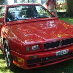 El Maserati Shamal demostró que la firma italiana aún podía fabricar un auténtico deportivo tras el fracaso del Biturbo. Con un V8 biturbo de 3.2 litros y 320 caballos, ofrecía un equilibrio notable entre potencia y ingeniería. Su limitada notoriedad lo convirtió en un verdadero underdog dentro de Maserati.