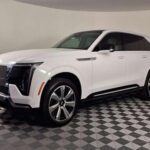 El Cadillac Escalade es el referente del lujo estadounidense. Pero, detrás de su imponente presencia y su potente motor, el costo de su mantenimiento es mucho más alto de lo que muchos imaginan. El tamaño del Escalade y su motor de gran cilindrada requieren reemplazos de piezas costosas y reparaciones que van desde frenos hasta componentes electrónicos avanzados. A medida que el vehículo envejece, estos costos de mantenimiento solo aumentan, haciendo que poseer un Escalade sea una experiencia de lujo cara a largo plazo.