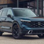 El Honda CR-V 2025, uno de los SUV más vendidos de los últimos años, ha recibido descuentos masivos en casi todos los concesionarios. Según expertos del sector, el modelo EX tiene una media de descuento de $1,303, mientras que el EX-L ofrece un ahorro aún mayor de $1,846 sobre su precio original. Esto convierte al CR-V 2025 en una opción imbatible para quienes buscan un SUV espacioso, confiable y ahora más asequible que nunca.