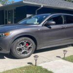 El Alfa Romeo Stelvio es un coche atractivo, con un diseño que roba miradas y una promesa de rendimiento. Sin embargo, la fiabilidad es uno de sus puntos más débiles. Muchos propietarios han experimentado fallos en componentes clave del motor, y el vehículo incluso fue objeto de un retiro por un sistema de combustible defectuoso. A pesar de su gran estética y potencia, la falta de fiabilidad ha llevado a muchos a arrepentirse de su compra.