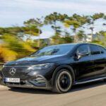 El Mercedes-Benz EQE es el rival de Tesla en el segmento de los sedanes de lujo eléctricos. Ofrecido en versiones sedán y SUV, el EQE se destaca por su elegante diseño y su rendimiento equilibrado. Con una autonomía estimada por la EPA de hasta 308 millas en el sedán EQE 350+ y 307 millas en el SUV EQE 350+, este modelo pone a disposición un sistema de batería de 96.0 kWh.

El interior, de alta gama, cuenta con tecnologías de asistencia al conductor e infotenimiento avanzados. Con un precio de partida de $74,900, el EQE es una opción premium para quienes buscan una experiencia de conducción eléctrica de lujo.