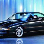 El BMW E31 8 Series de los años 90 marcó un antes y un después en el diseño y rendimiento de los coupés de lujo. Con un aspecto bajo y agresivo, el E31 no solo tiene el aspecto de un superdeportivo, sino que también lo respalda con una impresionante motorización V12. El modelo 850CSi es el más codiciado de la serie, con 375 caballos de fuerza y una velocidad máxima que supera los 180 mph.

La combinación de diseño futurista y desempeño sobresaliente convierte al E31 en un coche que, incluso hoy, sigue siendo una joya de la ingeniería automotriz y un símbolo del lujo de BMW.