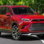 Nuevo precio inicial: $42,310
El Toyota Grand Highlander, versión ampliada del famoso Highlander, ha solucionado varios de los inconvenientes que presentaba su predecesor. Black destaca que Toyota ha logrado ofrecer más espacio, una conducción más cómoda y un almacenamiento inteligente, lo que hace que este modelo ahora valga la pena. A diferencia del Highlander estándar, la versión Grand Highlander se presenta como una opción mucho más atractiva, sin sacrificar la confiabilidad que siempre ha caracterizado a Toyota. Con su tercera fila de asientos cómoda y espaciosa, es perfecto para familias grandes que buscan un SUV con fiabilidad y confort.