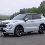 Precio inicial: $29,995
El Mitsubishi Outlander 2025 es otra opción destacada para quienes buscan un SUV con capacidad para siete pasajeros. Aunque la tercera fila de asientos es algo pequeña, el Outlander compensa con un interior lujoso y lleno de características avanzadas. Si bien no ofrece el mismo espacio de carga ni el ahorro de combustible del RAV4, su garantía de 10 años/160,000 kilómetros y su interior repleto de características lo hacen una opción muy atractiva en su segmento. Con su diseño elegante, el Outlander es una excelente alternativa para aquellos que buscan comodidad, versatilidad y un vehículo que destaque entre la multitud.