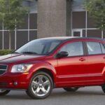 “El SUV que nunca fue.”
El Dodge Caliber fue un intento fallido de crear un SUV compacto. Su apariencia agresiva no se tradujo en un rendimiento acorde, ya que este coche se manejaba como una esponja mojada. El interior era una selva de plásticos duros, y el CVT que montaba hacía que cada viaje fuera una pesadilla sonora. Aunque se ganó el título de coche para madres solteras y padres divorciados, su mediocridad agresiva lo dejó marcado como un coche que no logró cumplir con las expectativas de ninguna parte del mercado.