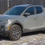 La Hyundai Santa Cruz llegó al mercado para redefinir el concepto de pick-up compacta. Con un diseño futurista y un motor turboalimentado, destaca por su maniobrabilidad en ciudad y su versatilidad en carretera. Su propuesta mezcla lo mejor de un SUV con lo más útil de una camioneta, lo que la convierte en una opción muy atractiva para un público joven y urbano.