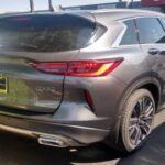 El Infiniti QX50 es un SUV de lujo que impresiona por su estilo, pero la transmisión CVT lenta y el manejo impreciso lo alejan de lo que uno esperaría por su precio. Además, su tendencia al vuelco en curvas exige precaución constante, dejando claro que su estética no se traduce en diversión al volante.
