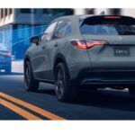 El Honda HR-V LX, rediseñado en 2023, cuenta con un motor 2.0 L de 158 CV y transmisión CVT. Su paquete Honda Sensing incluye múltiples ayudas al conductor, y la pantalla de 7 pulgadas con Apple CarPlay y Android Auto asegura una experiencia de conducción segura y cómoda.