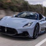 El Maserati MC20 es un superdeportivo elegante con motor V6 biturbo de 3.0 litros, capaz de generar 621 caballos y 538 lb-pie de torque. Su transmisión automática de doble embrague de ocho velocidades lleva la potencia a las ruedas traseras, logrando un 0 a 100 km/h en apenas 2.9 segundos. Su velocidad máxima alcanza los 202 MPH, ofreciendo una experiencia de conducción excepcional.