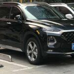 La comodidad también se ve comprometida en el Mazda CX-9 2021, con reportes de averías tempranas en el compresor del aire acondicionado que reducen el flujo de aire frío. Algo similar ocurre en el Hyundai Santa Fe 2020, donde las fugas de refrigerante han dejado a muchos usuarios sin climatización adecuada en pleno verano.
