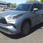 El Toyota Highlander combina lo mejor de dos mundos: comodidad para todos los ocupantes y la reconocida fiabilidad de la marca japonesa. Su tercera fila no es un añadido improvisado, sino un espacio funcional para adultos, respaldado por una mecánica duradera y un valor de reventa muy alto. Para quienes priorizan longevidad y practicidad, es una apuesta segura.
