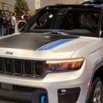 El Jeep Grand Cherokee 2026 combinará su reconocida capacidad todoterreno con materiales premium y un sistema de infoentretenimiento más sofisticado. Se esperan nuevas opciones de motorización, incluida una variante híbrida enchufable, mejorando la eficiencia sin sacrificar potencia.