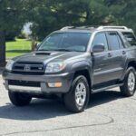El Jeep Grand Cherokee Overland consolidó la idea de que un SUV podía ser tan lujoso como capaz fuera del asfalto. Tapicería de cuero, detalles en madera y un potente V8 convivían con una tracción 4x4 capaz de superar cualquier terreno. Su éxito demostró que el lujo no estaba reñido con la aventura, algo que todavía hoy define a la gama Grand Cherokee.