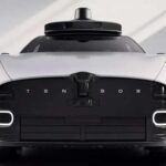 Tensor lo define como un “AI-agentic vehicle”. En otras palabras, un coche con inteligencia artificial integrada capaz de ejecutar órdenes en lenguaje natural. Cámaras, micrófonos y sensores procesan la información de manera local, sin depender de servidores externos. Además, incorpora medidas de privacidad como tapas físicas para cámaras y botones de corte de micrófonos.